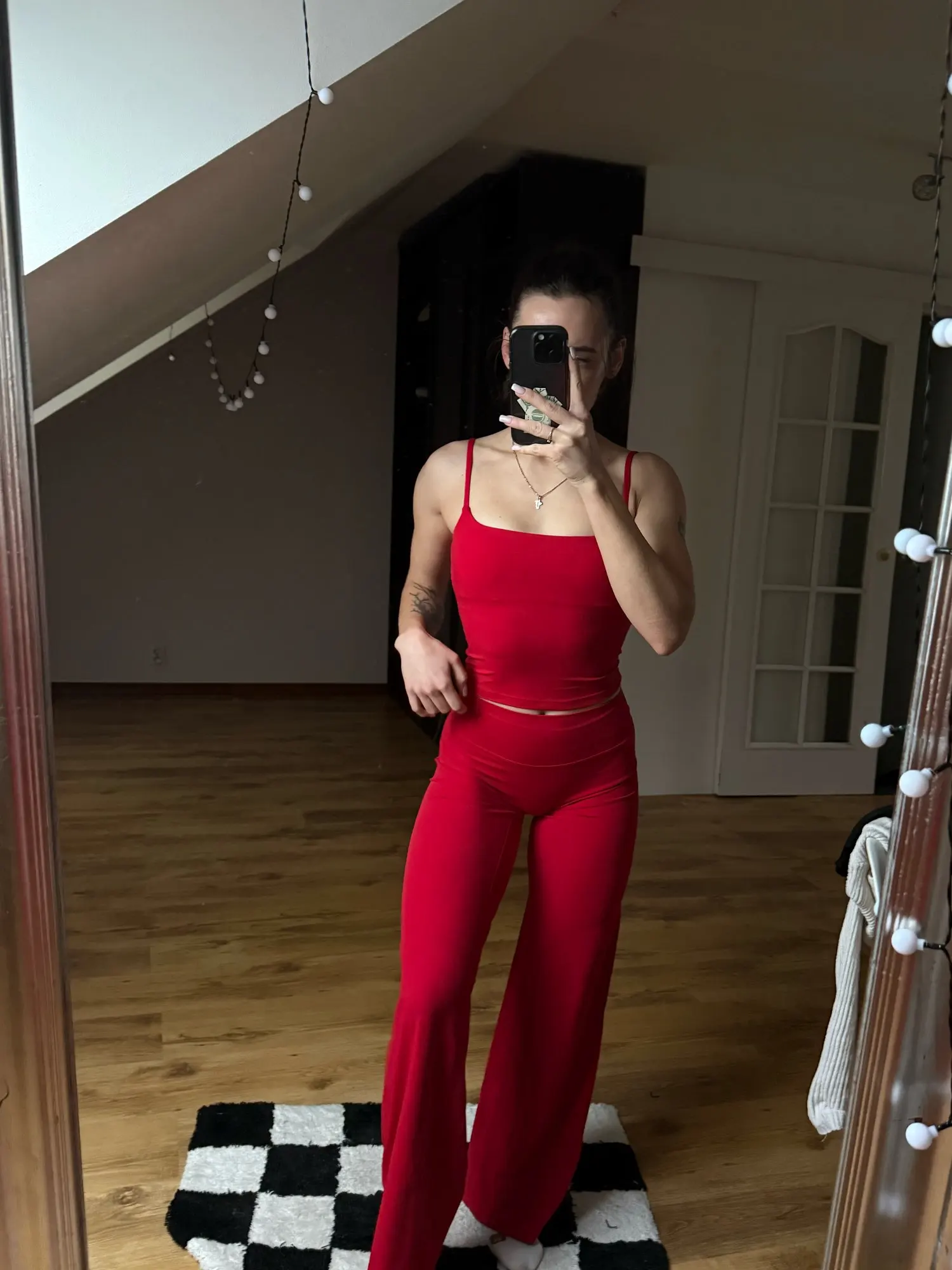 Foto de cliente — pantalón burdeos