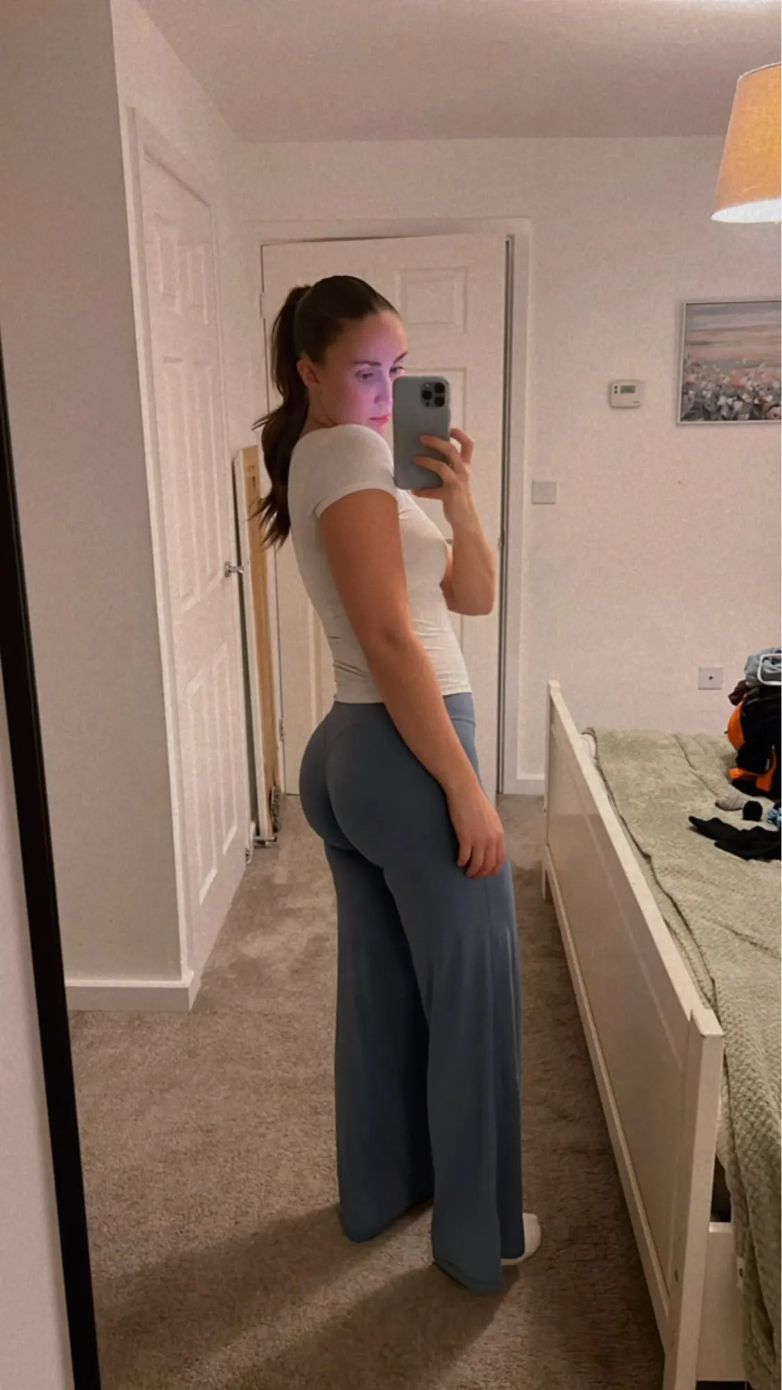 Foto de cliente — pantalón gris claro
